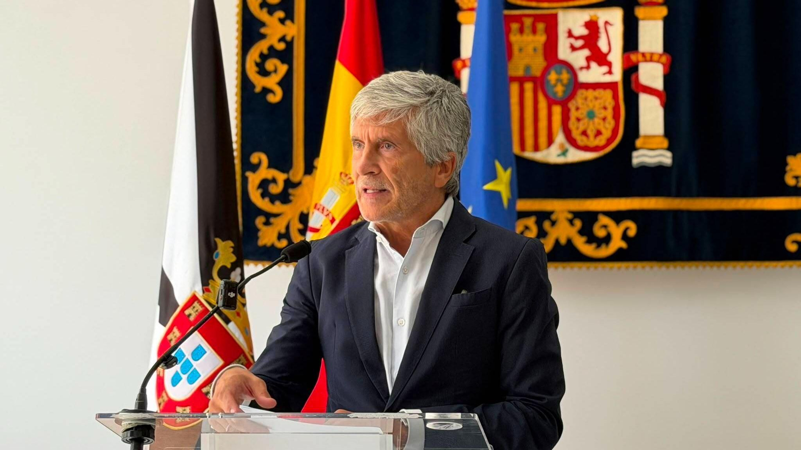 El ministro del Interior, Fernando Grande-Marlaska, atiende a los medios de comunicación, en la Delegación del Gobierno, a 13 de agosto de 2026, en Ceuta