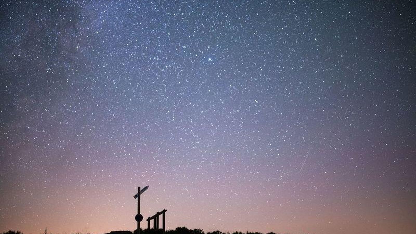 Lluvia de Perseidas desde el mirador As Tablillas, en A Veiga. Óscar Pinal