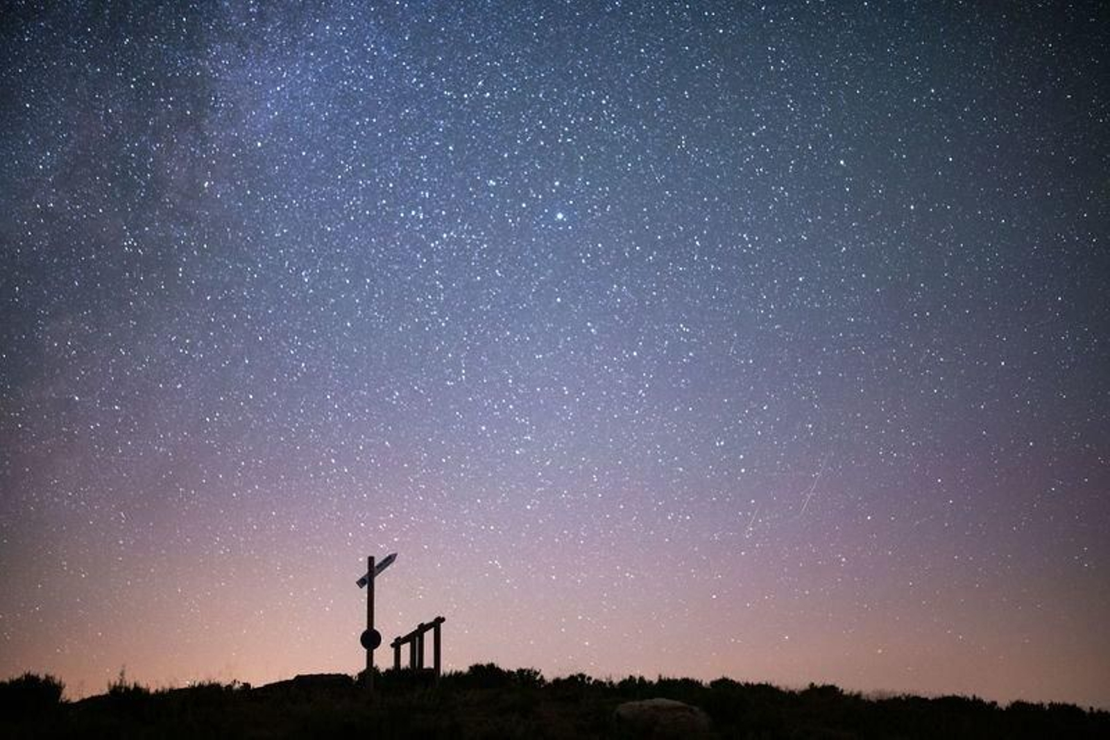 Lluvia de Perseidas desde el mirador As Tablillas, en A Veiga. Óscar Pinal