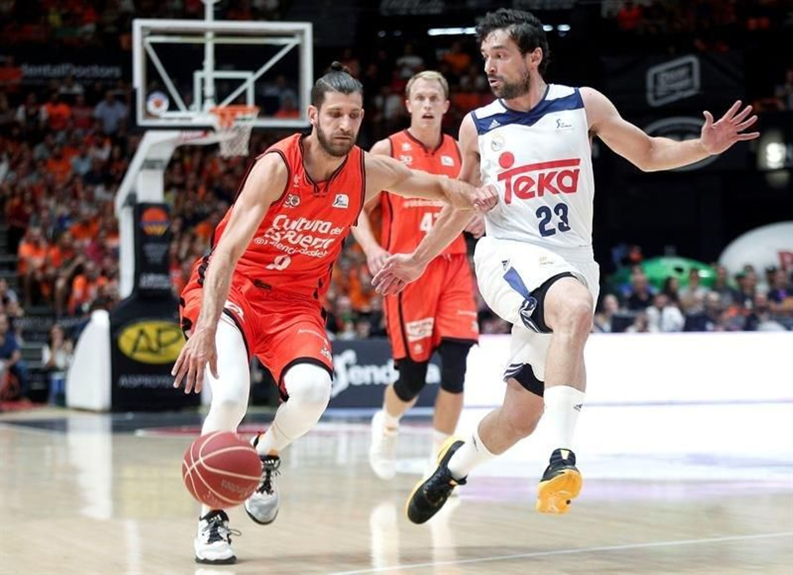 El base del Real Madrid Sergio Llull (d) trata de superar la defensa del escolta francés Antoine Diot.