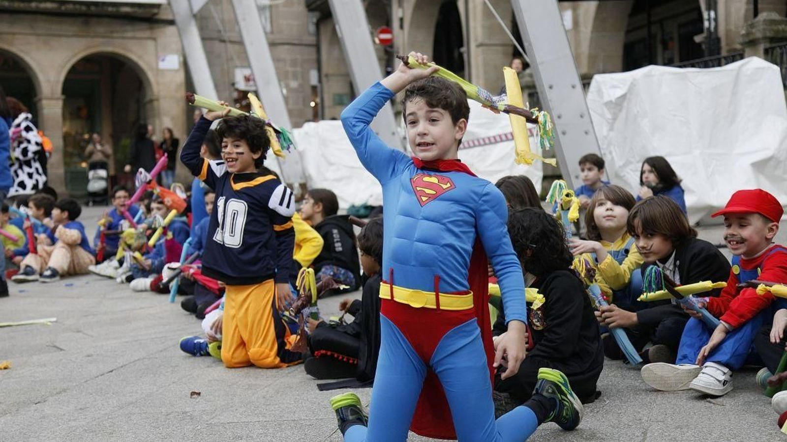 Decenas de niños disfrutaron del inicio del Entroido.