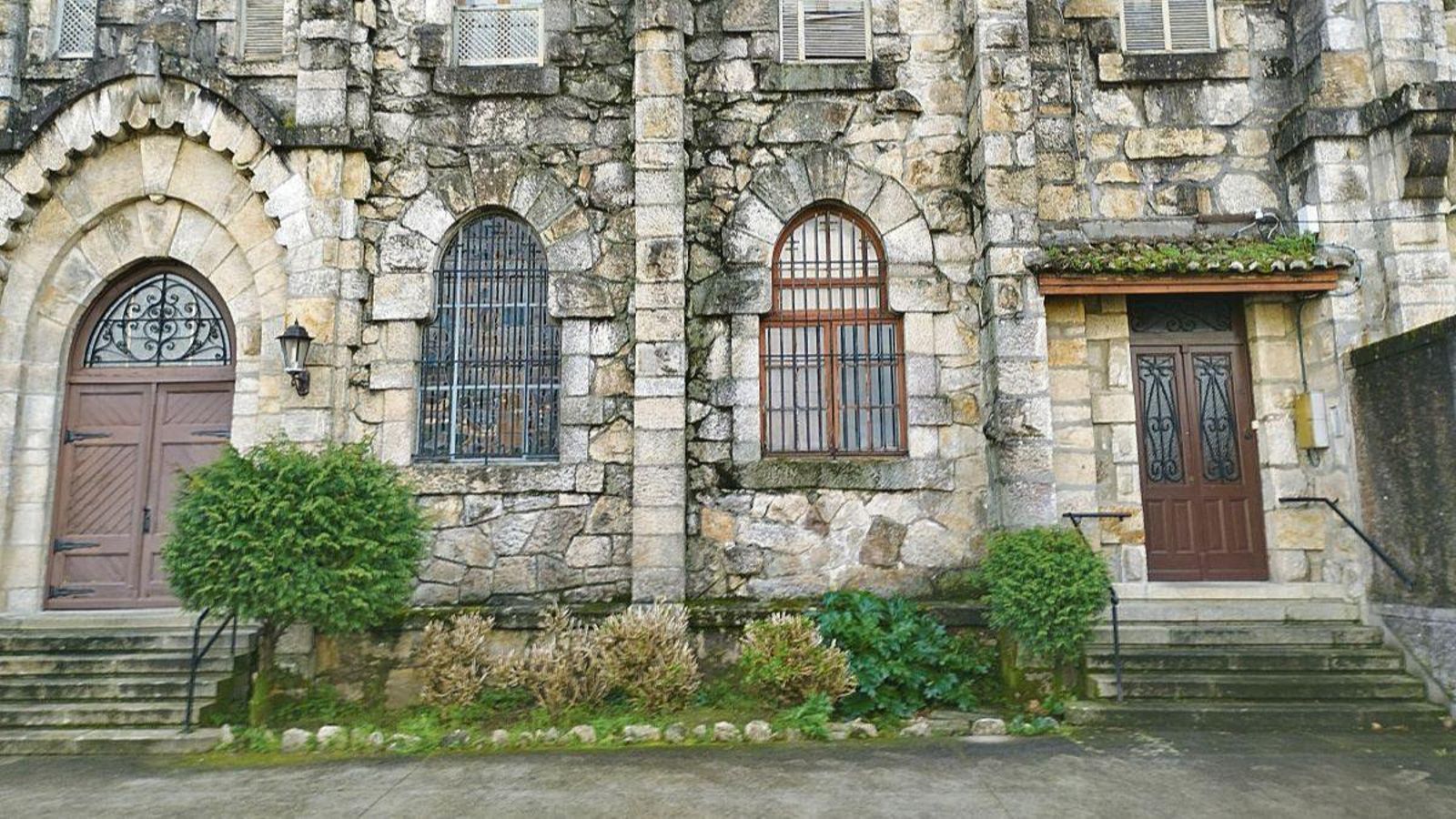 La fachada del monasterio, obra de Antonio Palacios.
