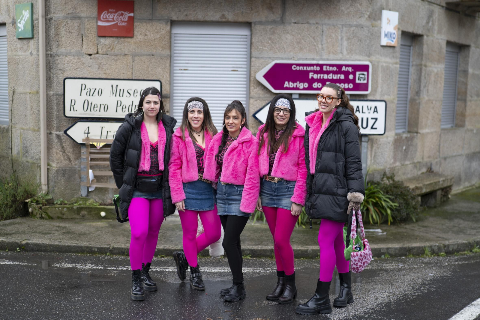 Galería | El Entroido itinerante de Parada de Amoeiro lleva la diversión por bandera