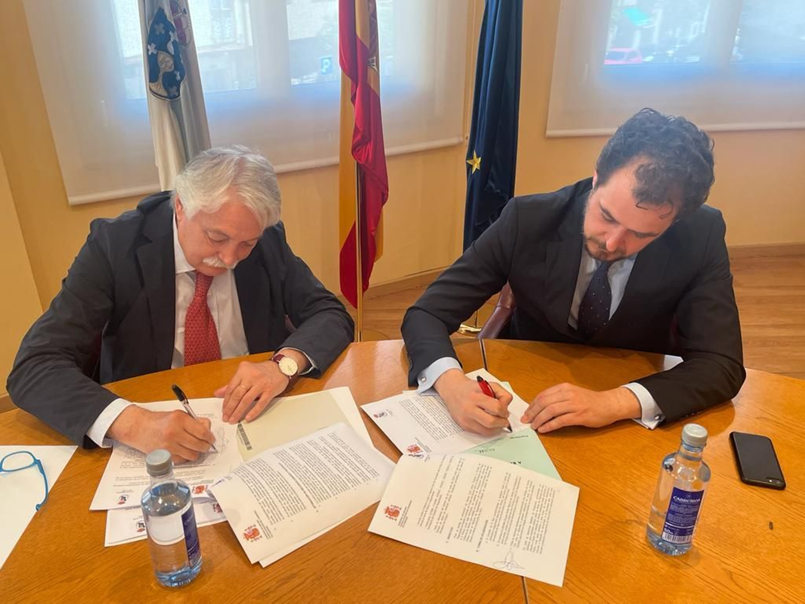 Emilio González y Álvaro Fernández firman el convenio.