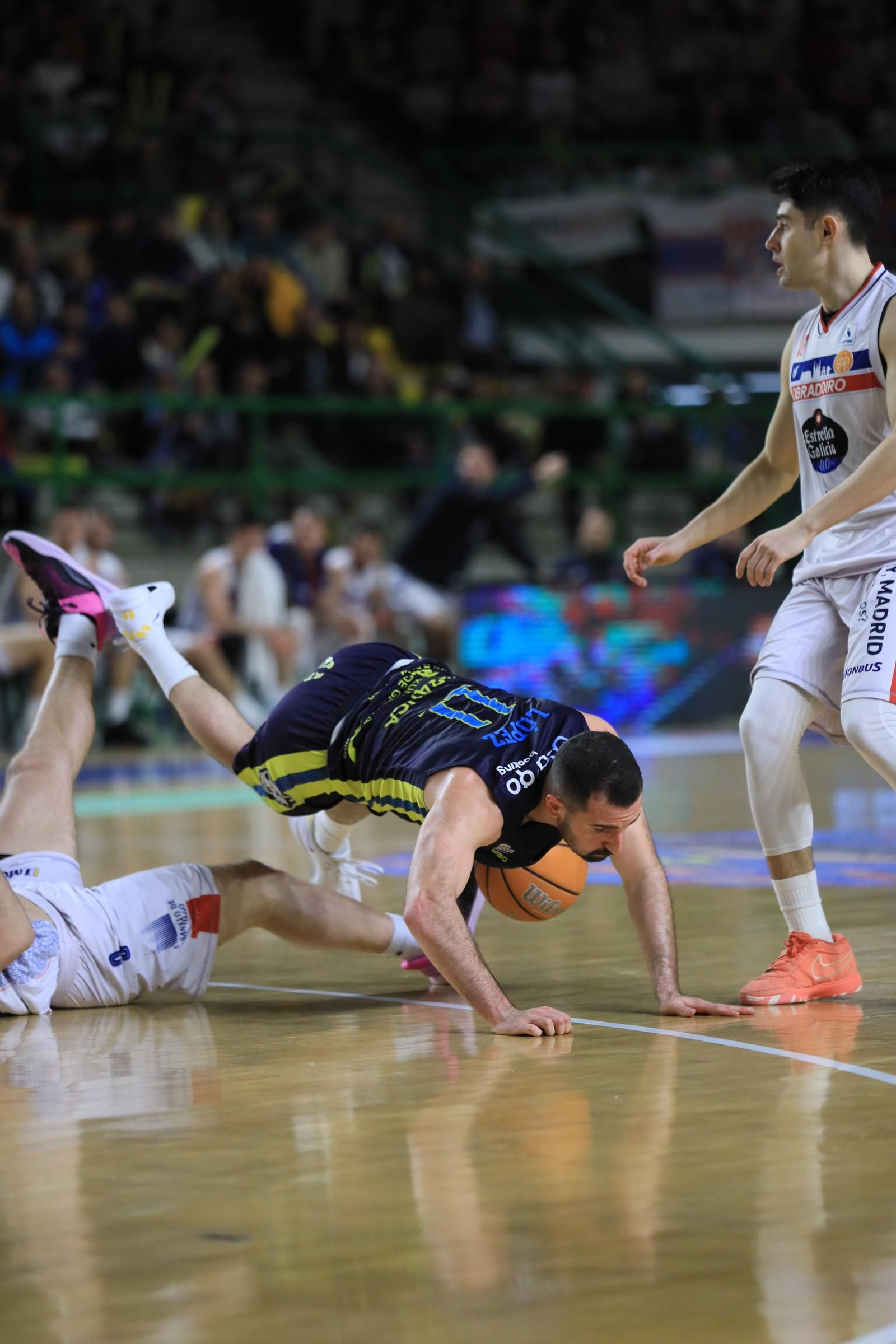 Galería | El Pazo, a reventar para el derbi COB-Obradoiro