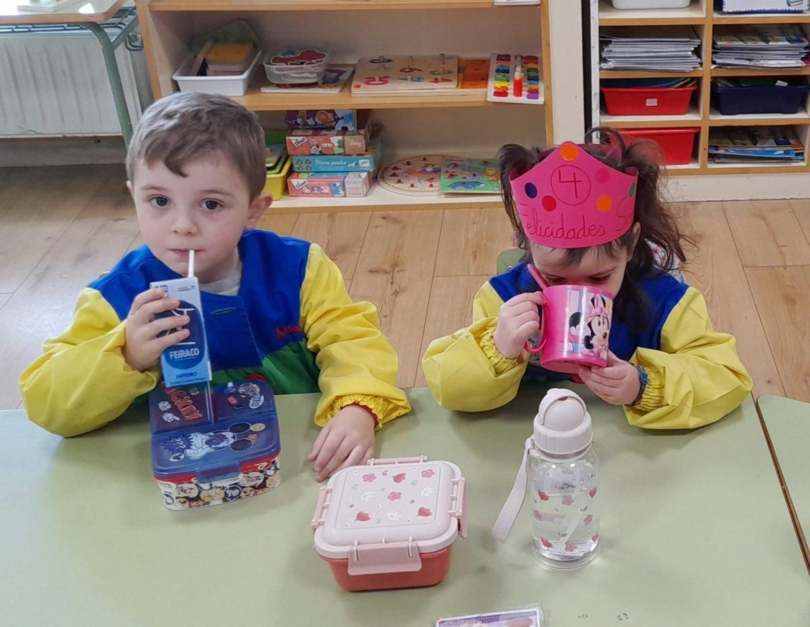 Otero Pedrayo (O Barco). Arrancó el primer periodo del reparto de leche entre el alumnado dentro del programa “Alimenta-t ben”, que se prolonga durante 20 días lectivos consecutivos. Para ello eligieron leche 100% gallega.