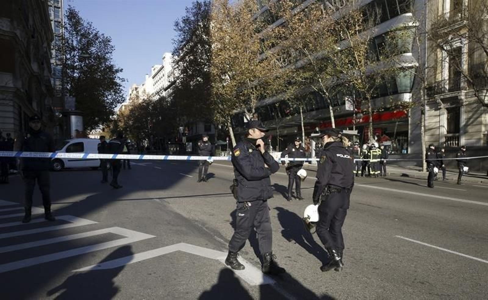 Empotran un coche contra la sede del PP en Madrid 09
