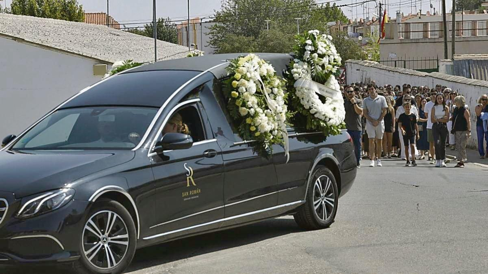 La comitiva fúnebre detrás del vehículo con el féretro de Mateo.