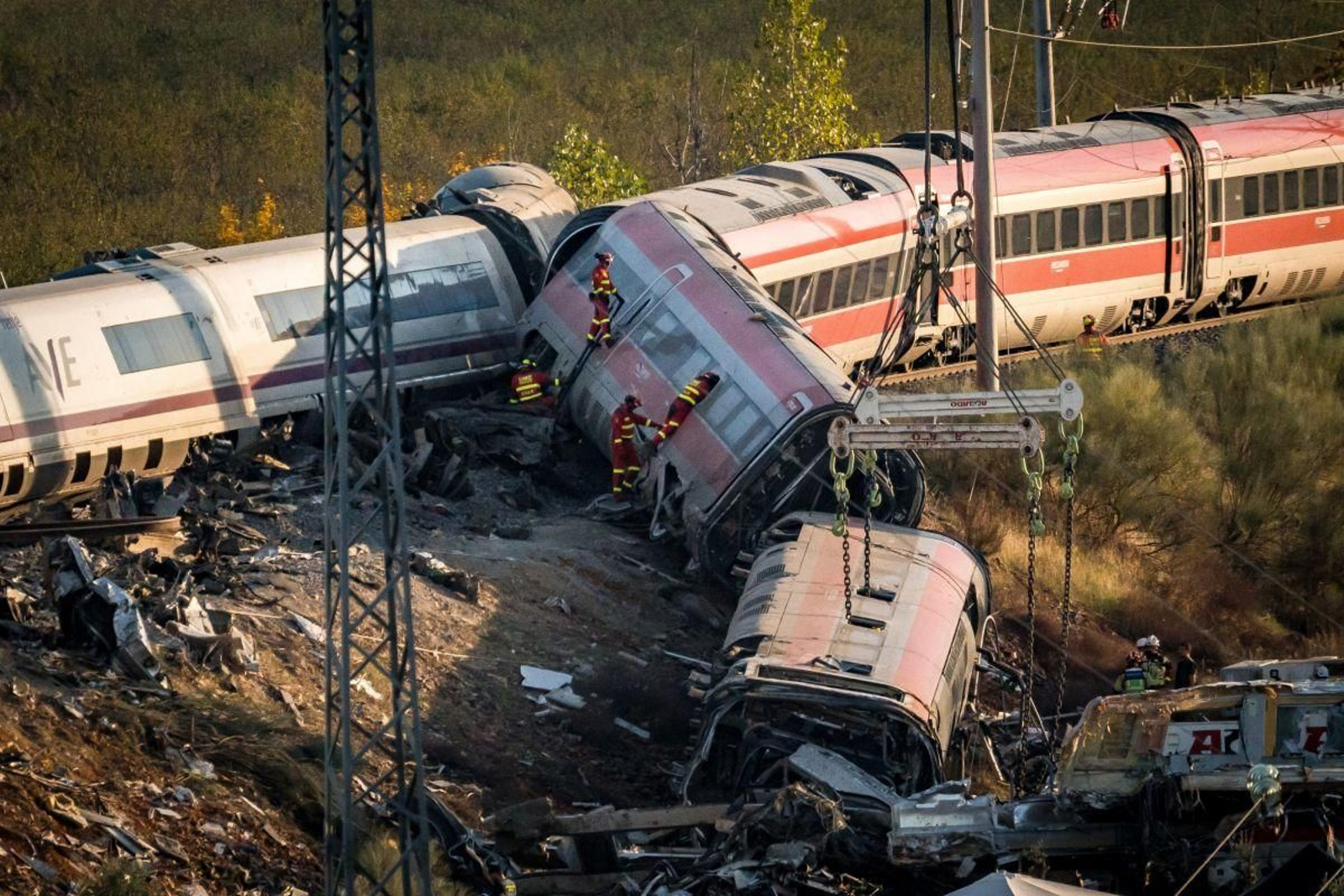 Efectivos de la UME trabajan en los vagones descarrilados en la zona del accidente ferroviario en Urda.