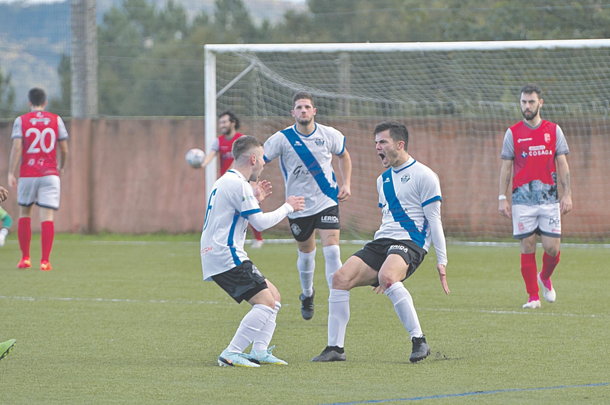 Champi grita con toda su voz junto a Álex Mosquera tras marcar el transitorio empate. (MARTIÑO PINAL)