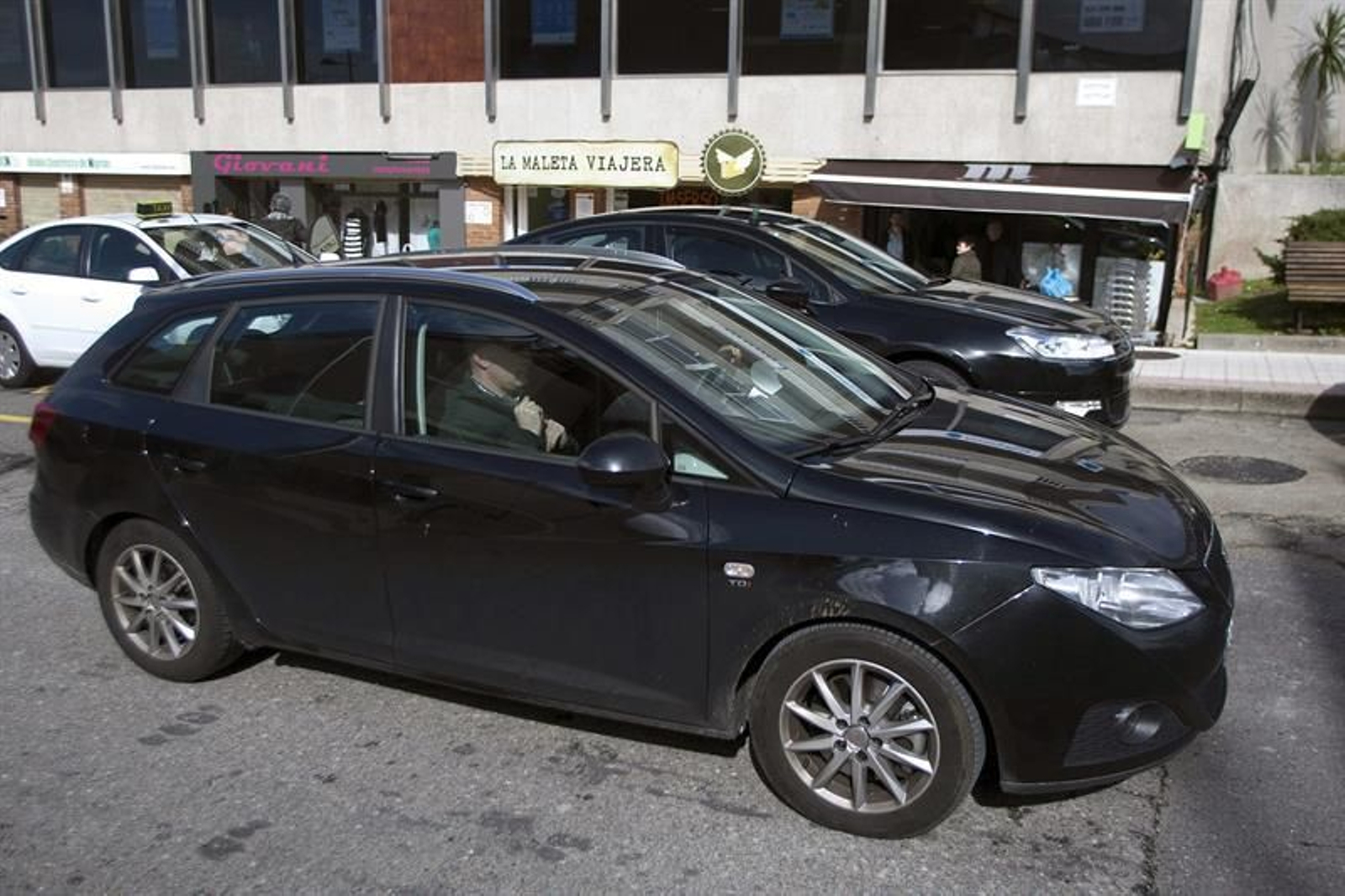 El concejal de Vías y Obras del Ayuntamiento de Nigrán, José Álvarez, es trasladado por la Policía Judicial desde el Ayuntamiento a las dependencias policiales
