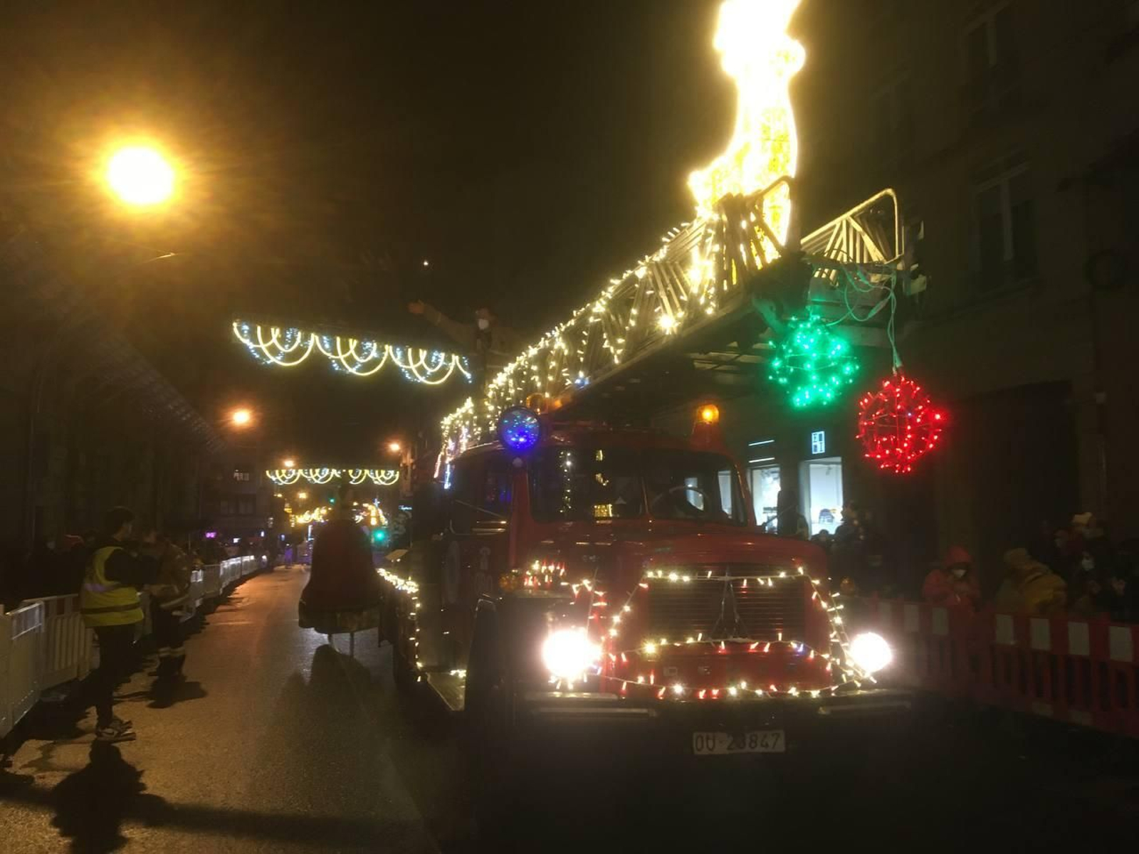 OURENSE. Fantasía y luz en el desfile de los Reyes Magos por la ciudad. // Miguel Ángel