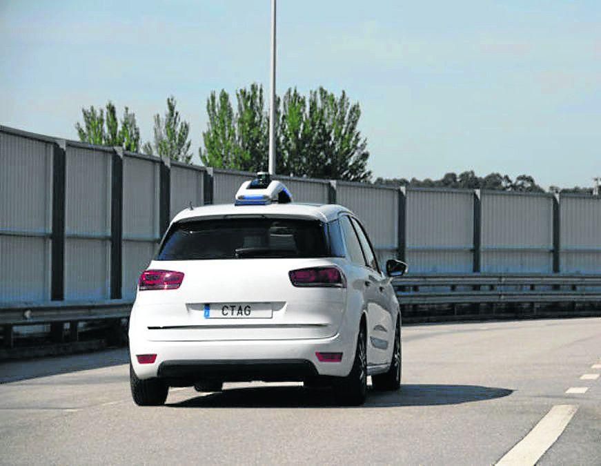 Vehículo autónomo en la pista de pruebas de CTAG
