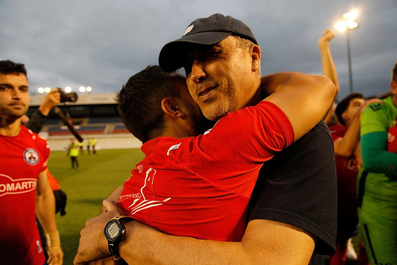 Jugadores del Verín celebrando la victoria con el cuerpo técnico.