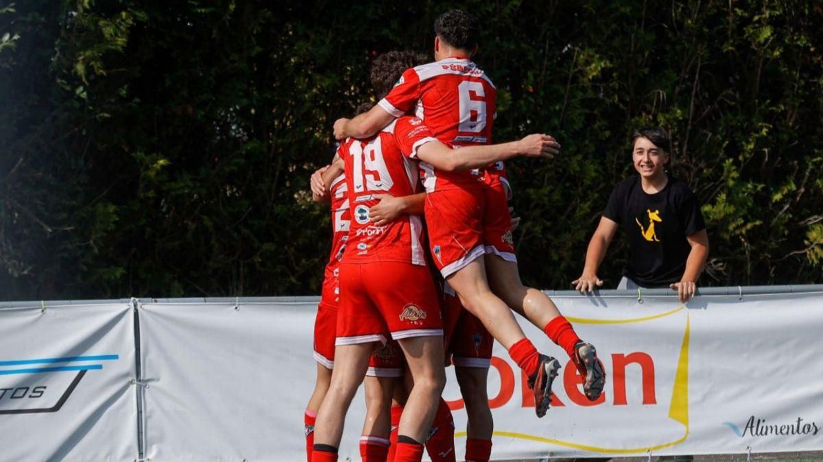 Los futbolistas locales celebran el único tanto del encuentro.