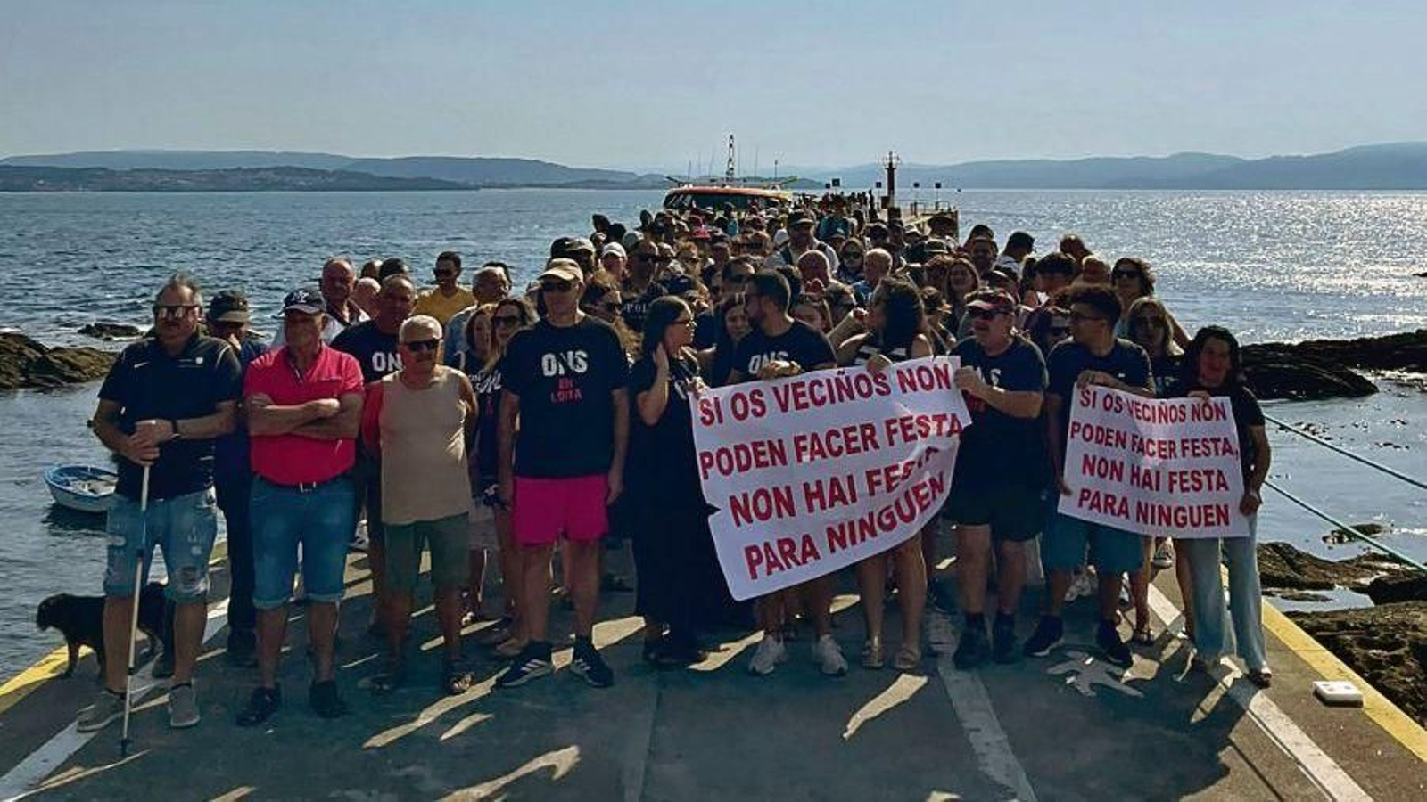 Los vecinos de Ons, con pancartas reivindicativas durante la concentración.