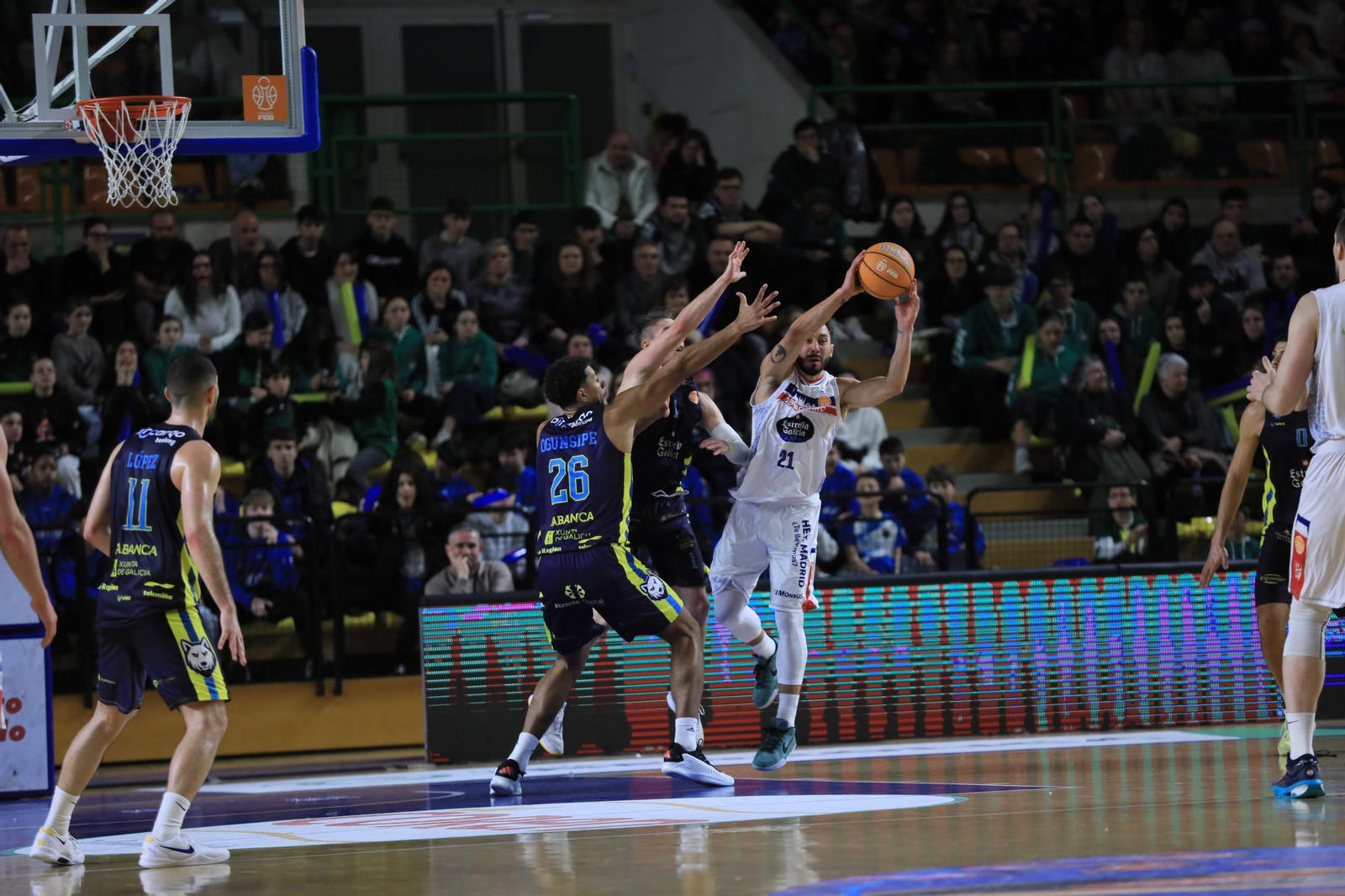 Galería | El Pazo, a reventar para el derbi COB-Obradoiro