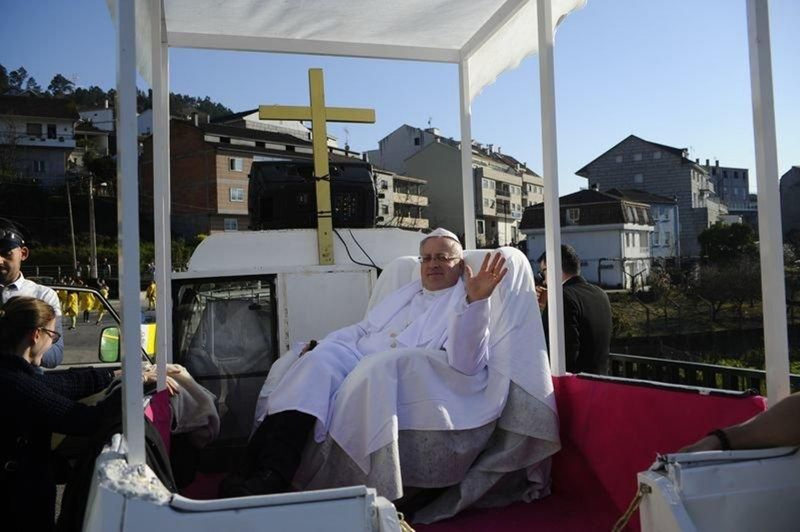 La iglesia no podía faltar en el Entroido de Cortegada (MARTIÑO PINAL).