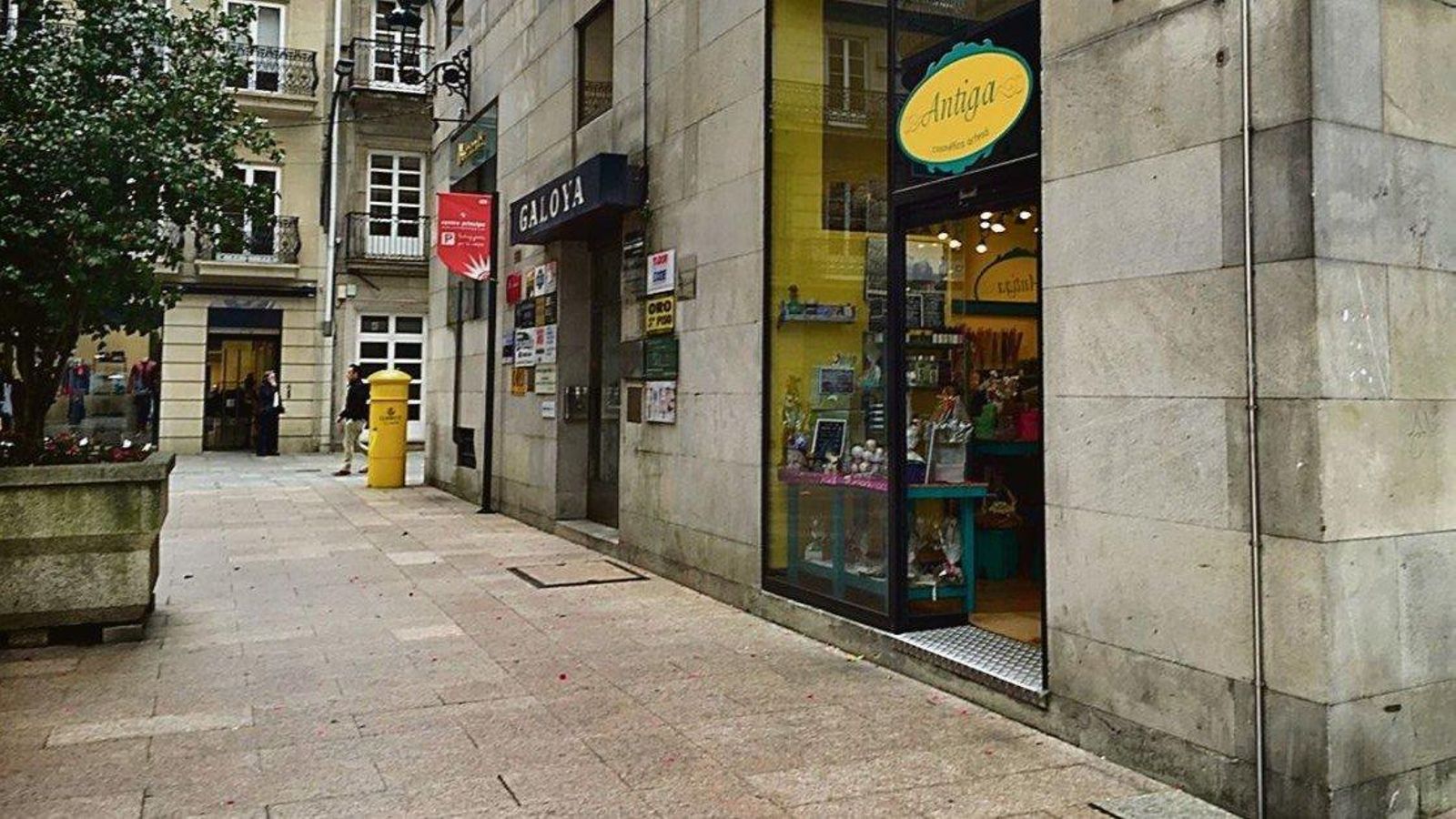 La calle Poeta Carlos Oroza, otra muy corta, aunque ancha.