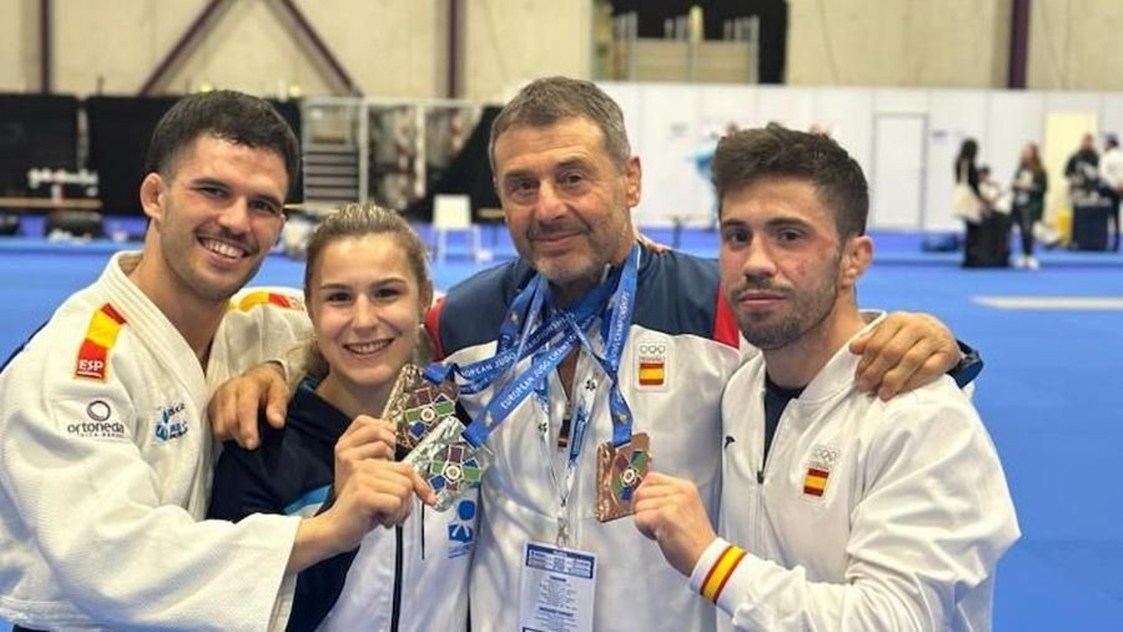 Los tres medallistas del Famu posan para la fotografía con las preseas obtenidas ayer.