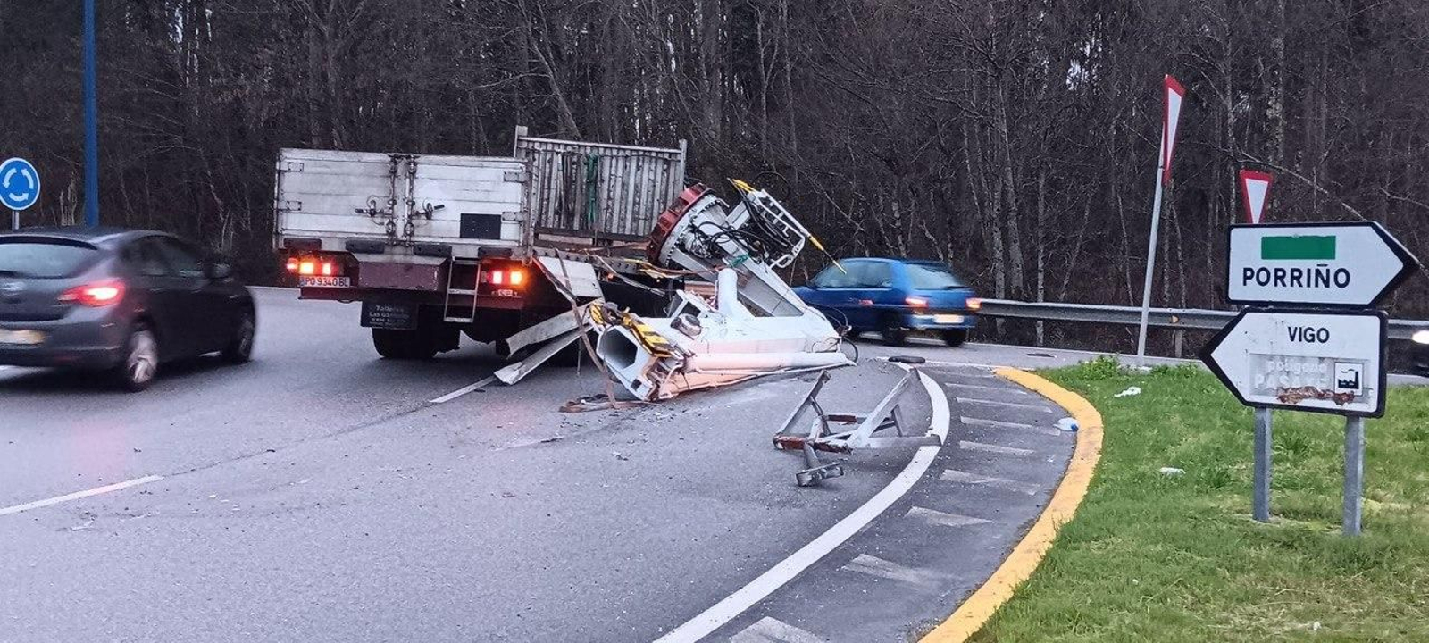 Imagen de la grúa desplomada en la carretera