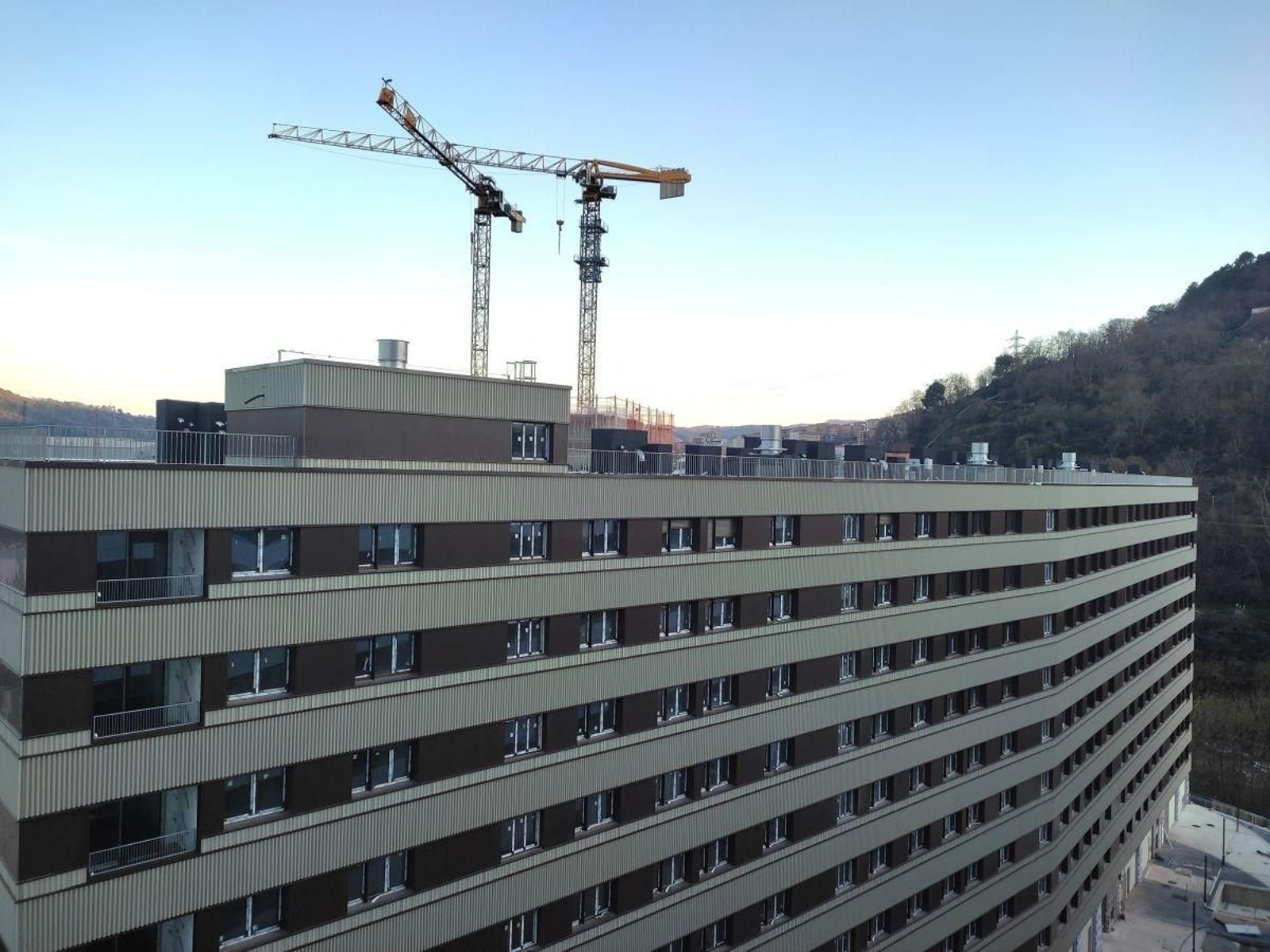 Viviendas nuevas en proceso de construcción en Bilbao.