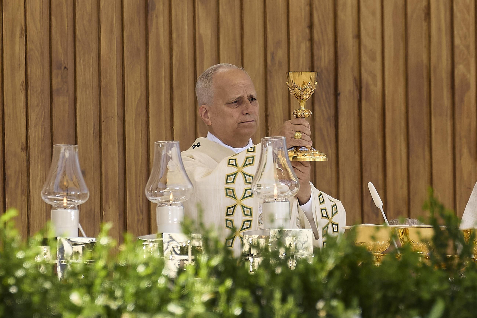 Galería | Multitudinaria misa y procesión del Corpus en Madrid con el papa León XIV