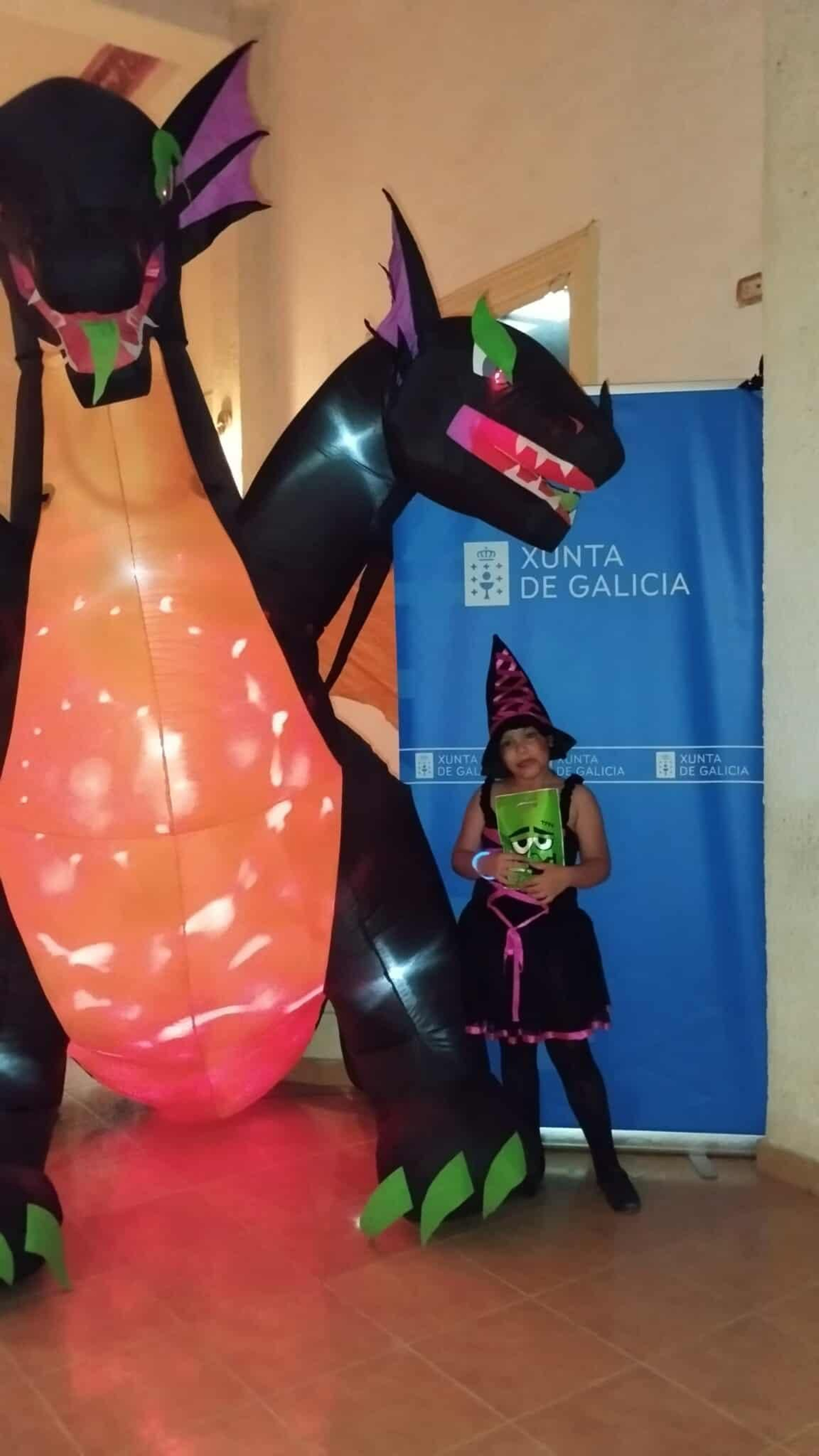 Una niña con disfraz de bruja