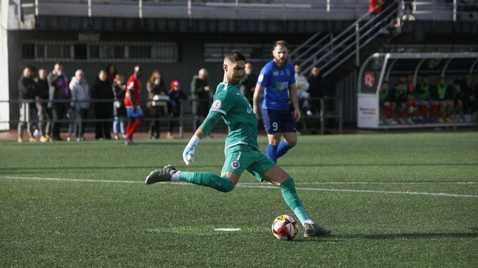 El meta de la UD Ourense Álex Cobo se dispone al golpear la pelota ante la mirada de Xinzo (M.A.).