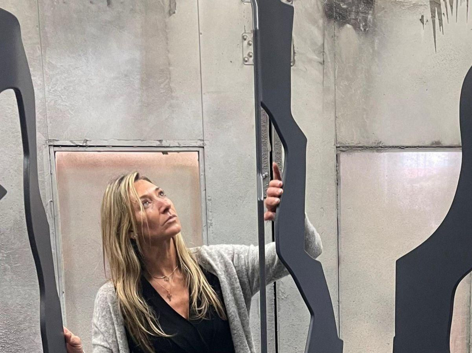 Eva López, dando los últimos retoques a la escultura (cuya forma final todavía no quiere desvelar).