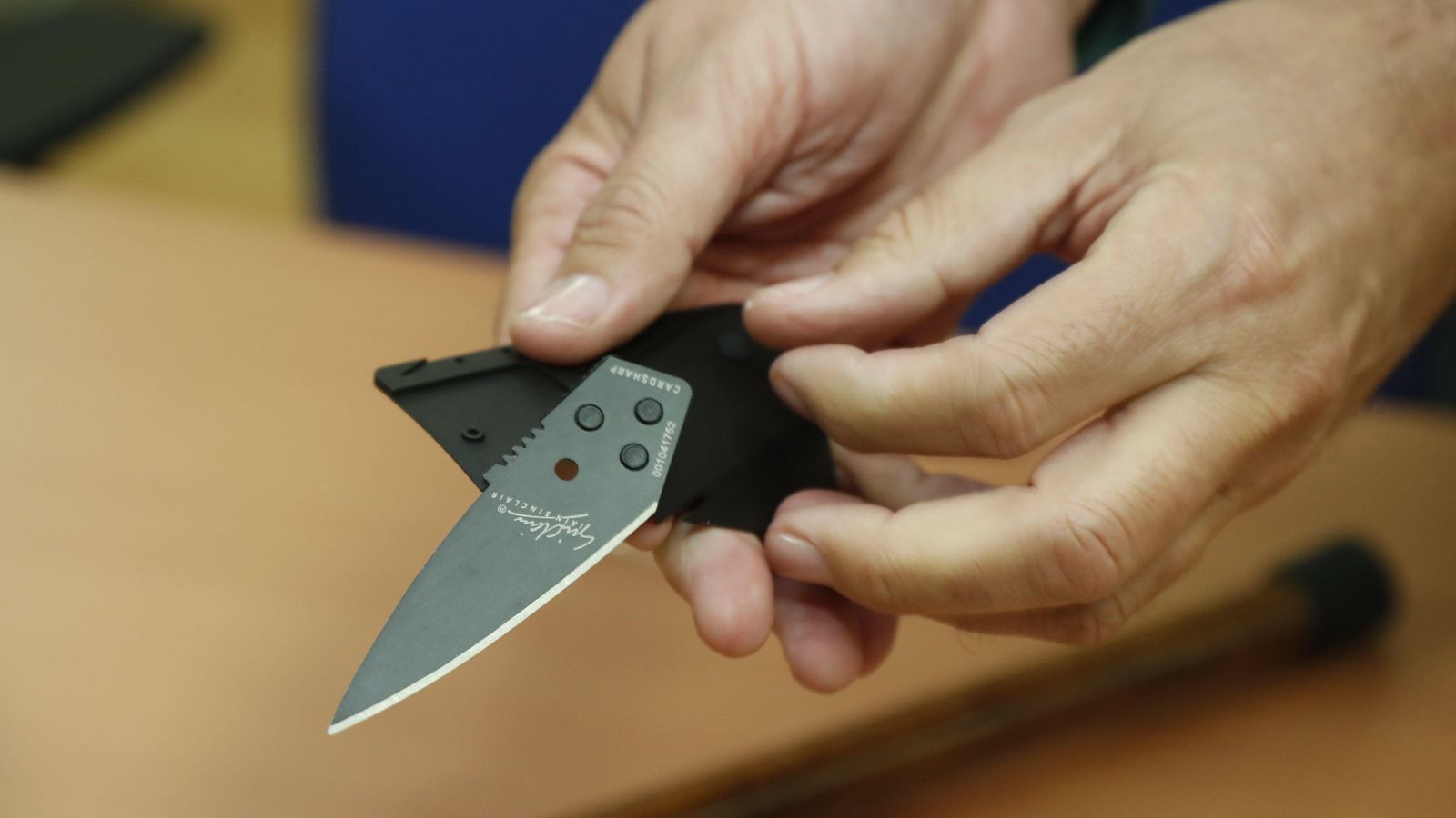 Las tarjetas-cuchillo llegan desde China por vía postal.