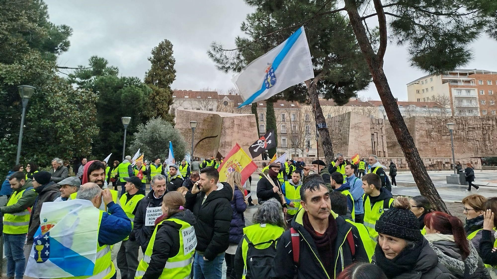 Manifestantes llegados desde diferentes partes de la provincia de Ourense, en Colón