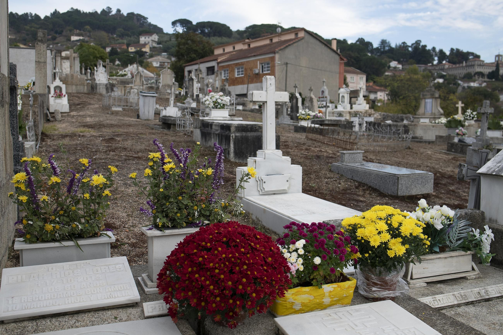 Galería | Los cementerios de Ourense se preparan para el Día Todos los Santos y los Fieles Difuntos