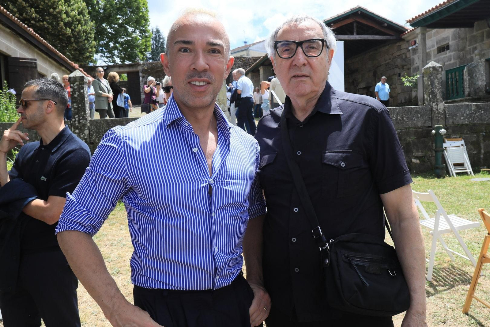 El peluquero y maquillador José Juan Guzmán y el fotógrafo Manuel Outumuro.