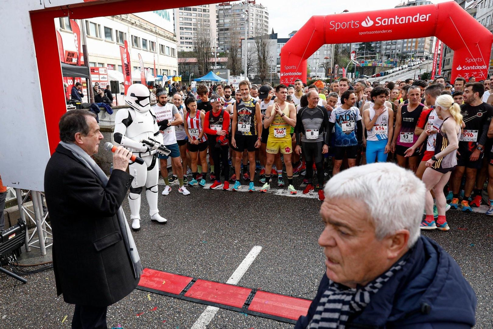 El alcalde Abel Caballero anima a los participantes en la carrera Calvario 5+5.