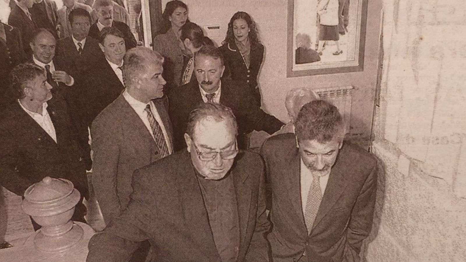 Xesús Palmou en primer término, seguido de Freire Couto, en la inauguración del nuevo Concello de Barbadás.