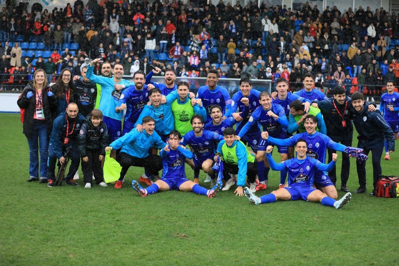 Los jugadores del Ourense CF celebran una victoria sobre O Couto.