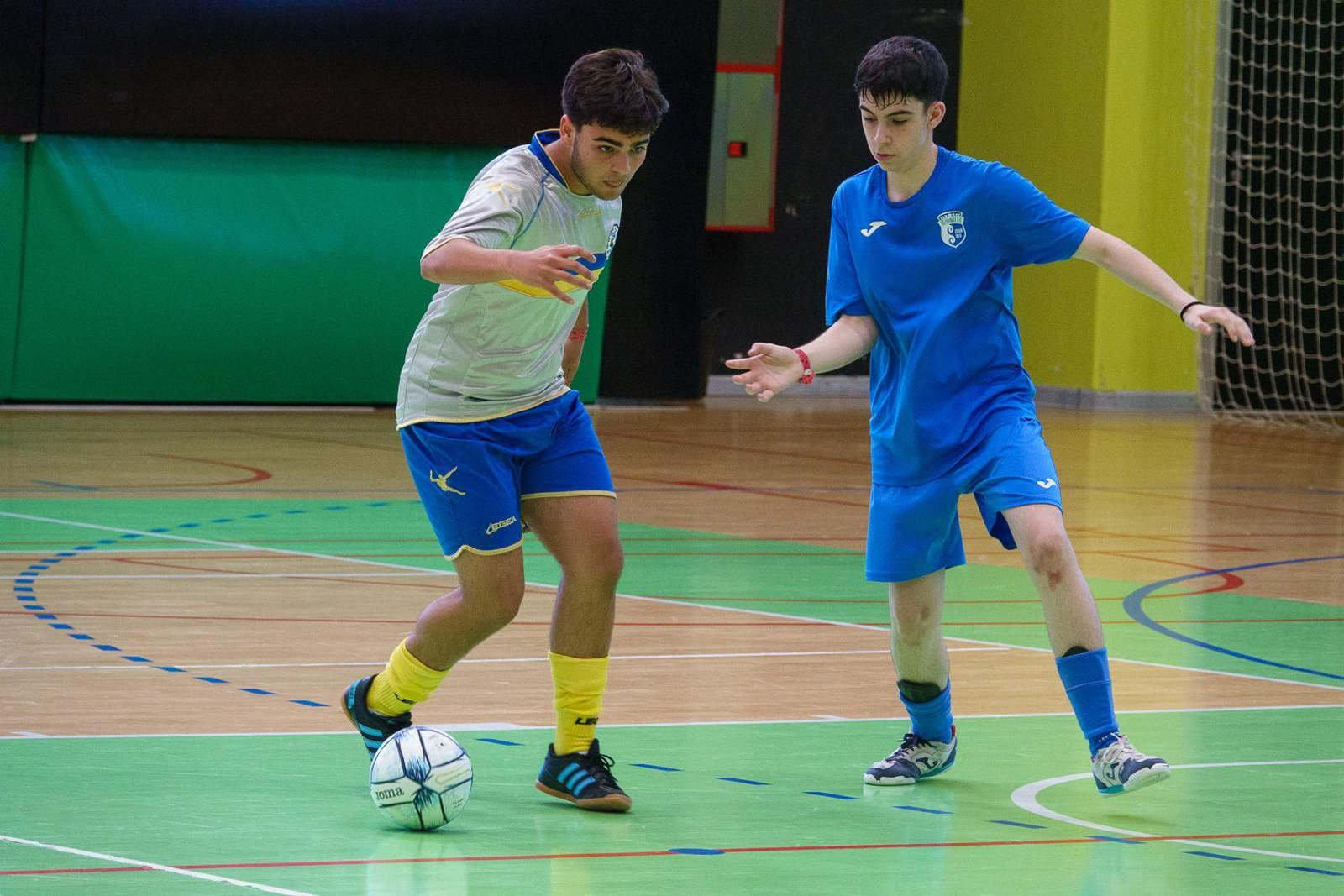 Partido de fútbol sala de la Vigo Cup en Navia.