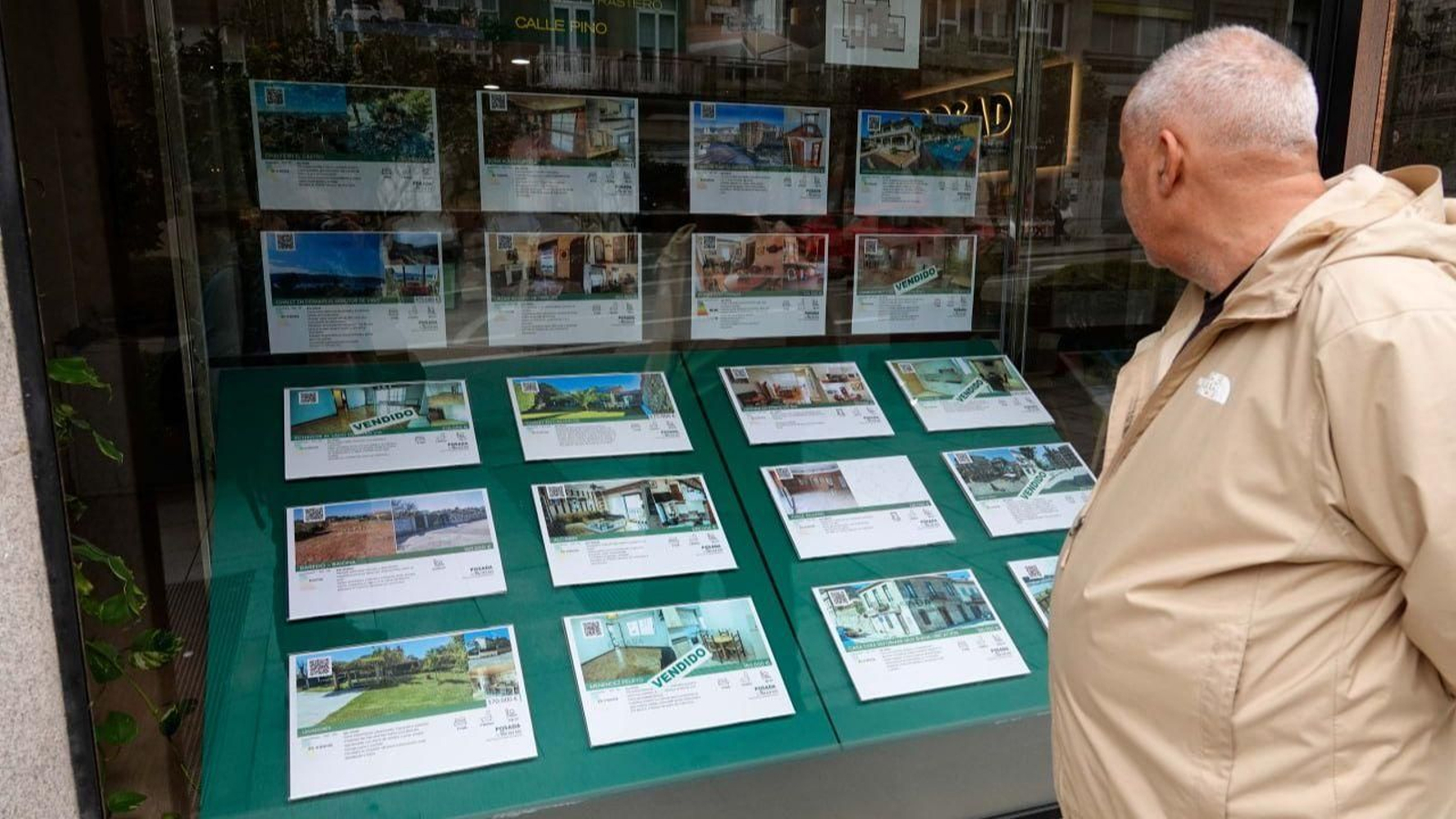 Un hombre observa las viviendas ofertadas en una inmbiliaria.