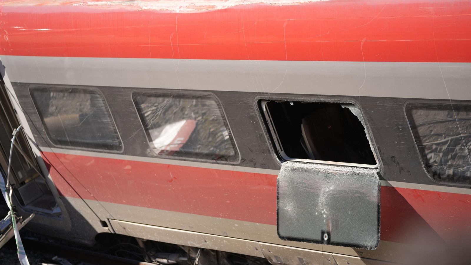 Fragmentos de vidrio cubren el suelo junto a las vías tras las labores de rescate.