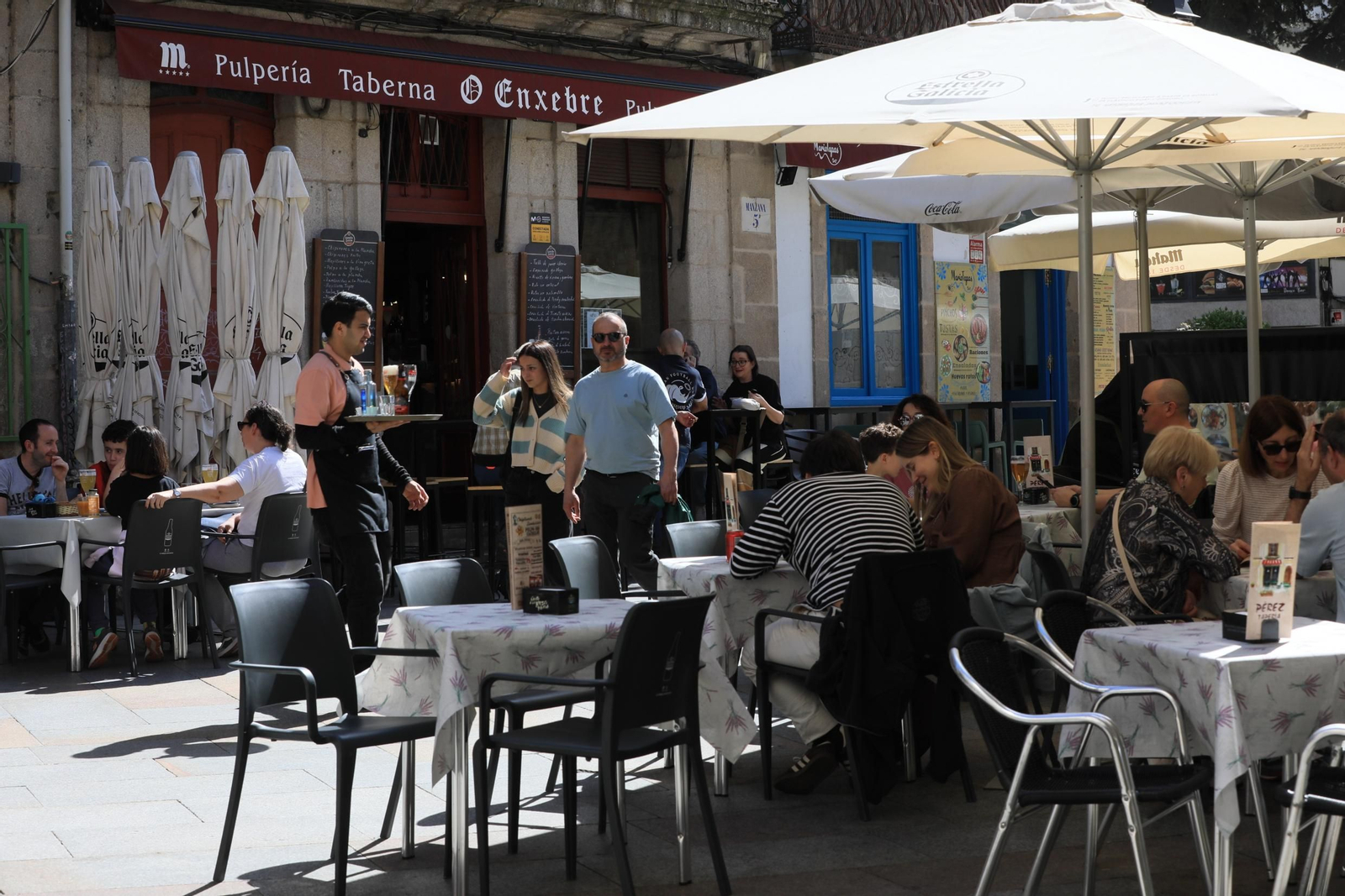 Galería | Los ourensanos salen a la calle y llenan las terrazas por el Día del Padre