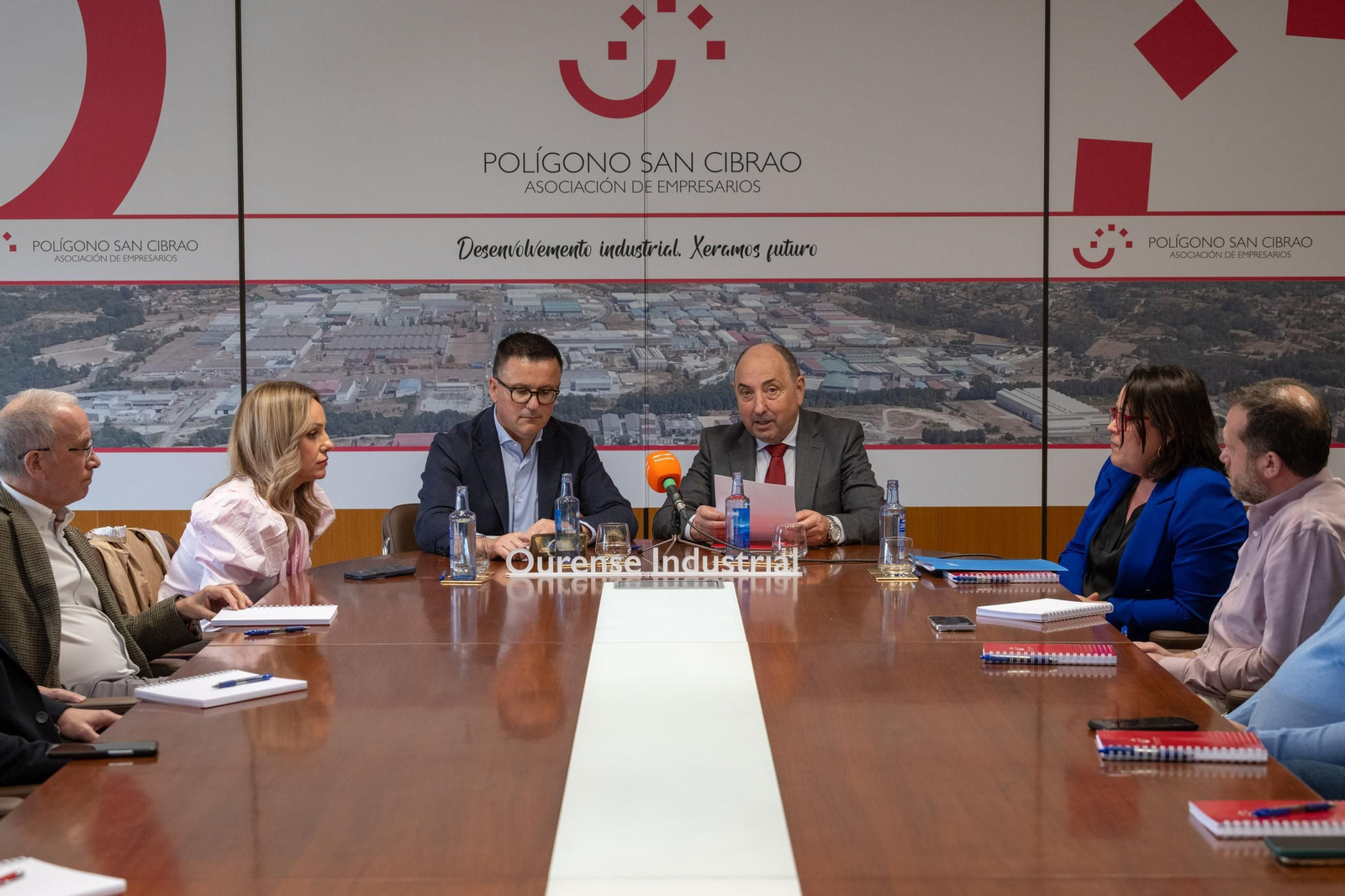 José González, acompañado de Rodríguez Araújo y la alcaldesa Marta Novoa, durante el encuentro.
