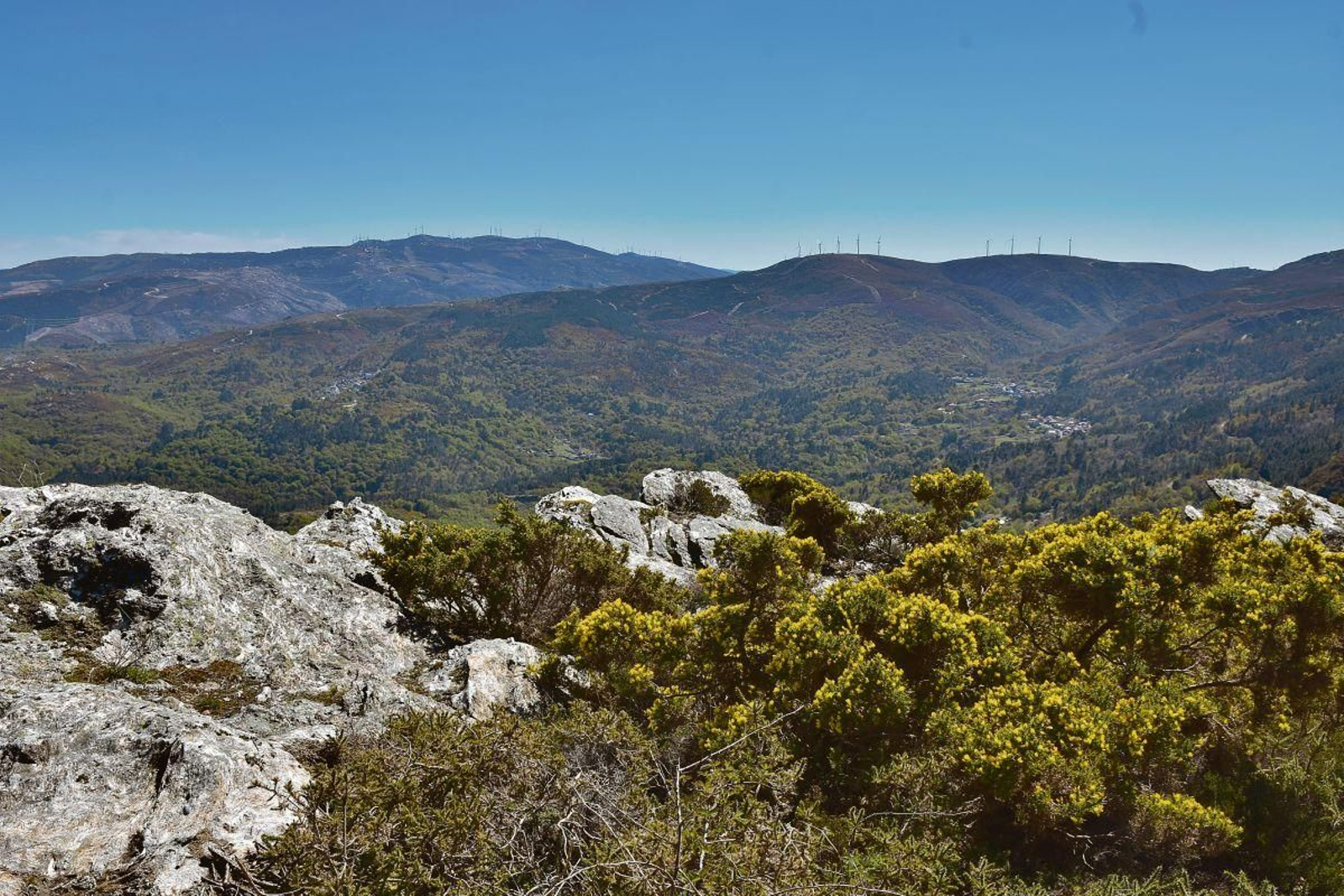 Val do Abelenda no Suído. Ao fondo o Faro de Avión.