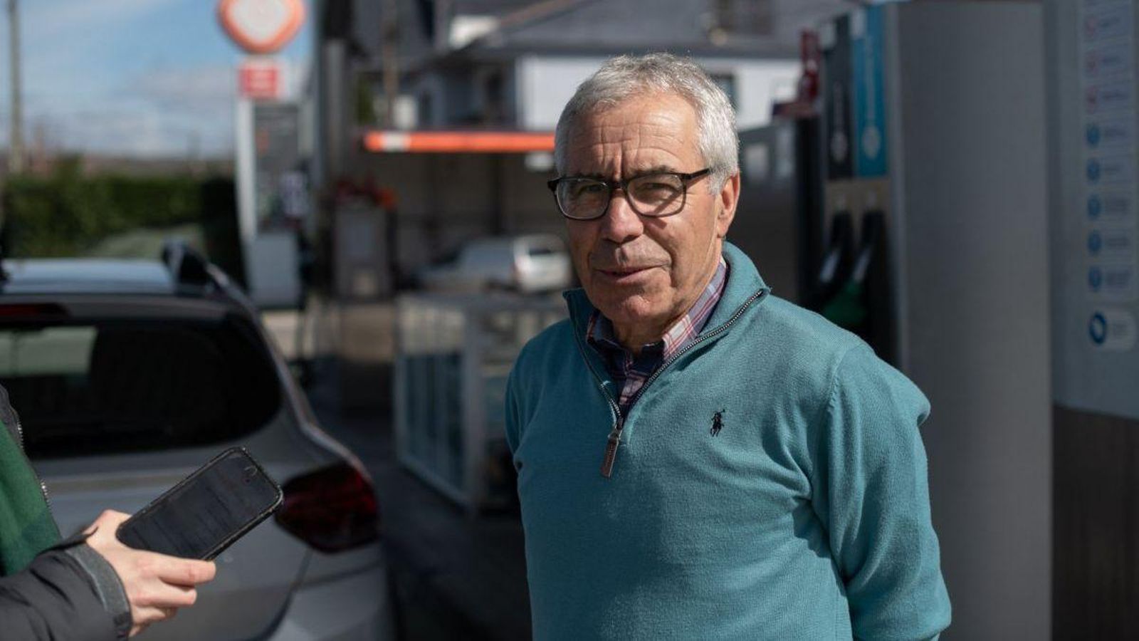Juan José Feijóo, gerente y propietario de esta gasolinera fronteriza.