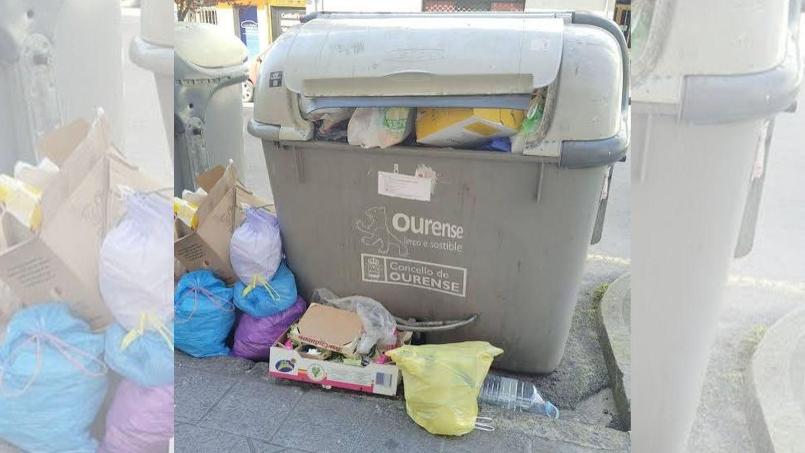 Un contenedor de basura en la ciudad de Ourense.