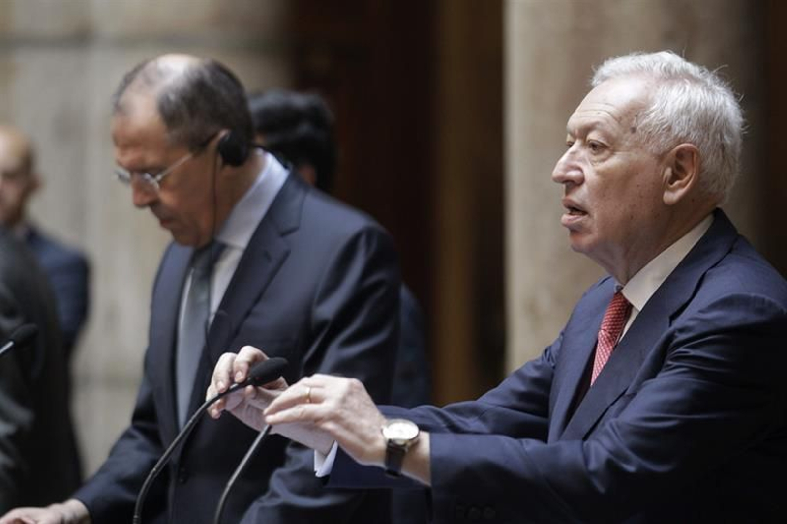 El ministro de Exteriores, García-Margallo, con su homólogo ruso Serguei Lavrov al fondo, hoy en Madrid.