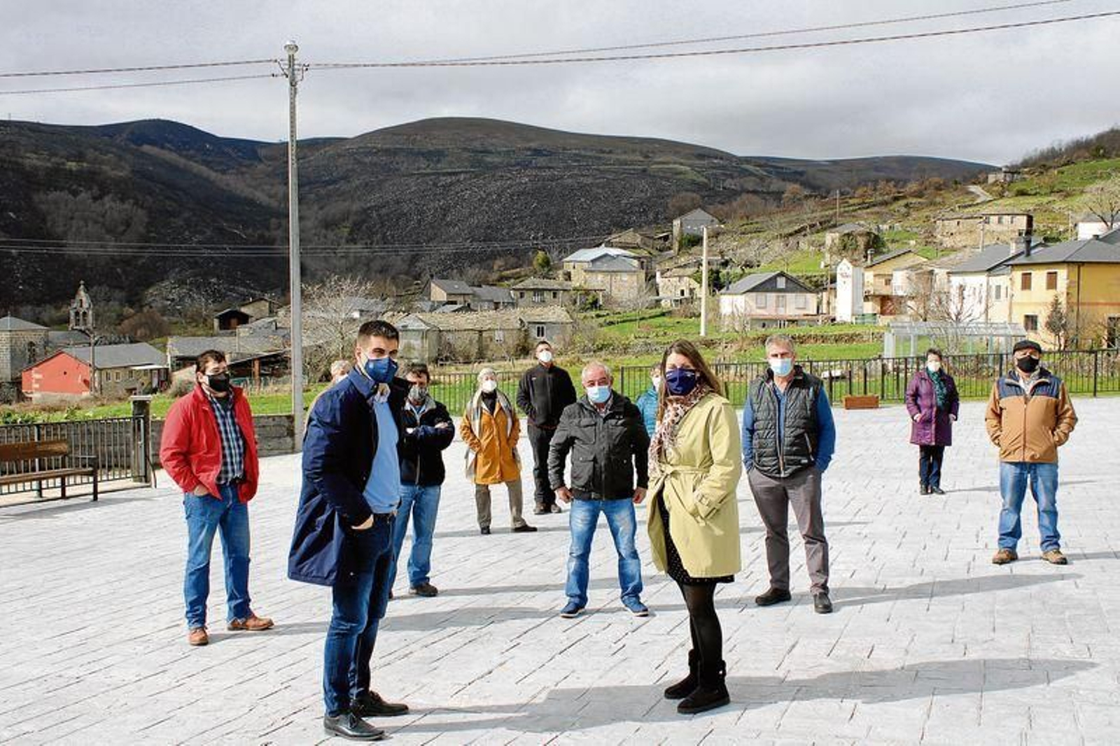 Gabriel Alén y Melisa Macía, en primer plano, visitando la plaza de Castiñeira.