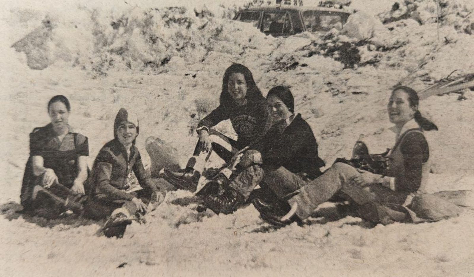 Tomando el sol en la pared de los apartamentos Fontefría.