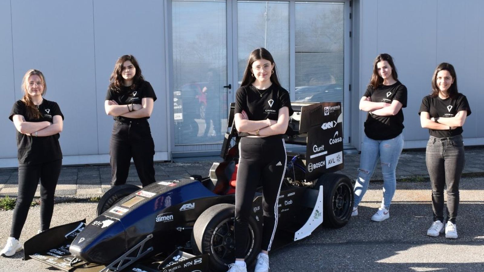 Bárbara, Ana Carolina, Sara, Sofía y Antía con un monoplaza.