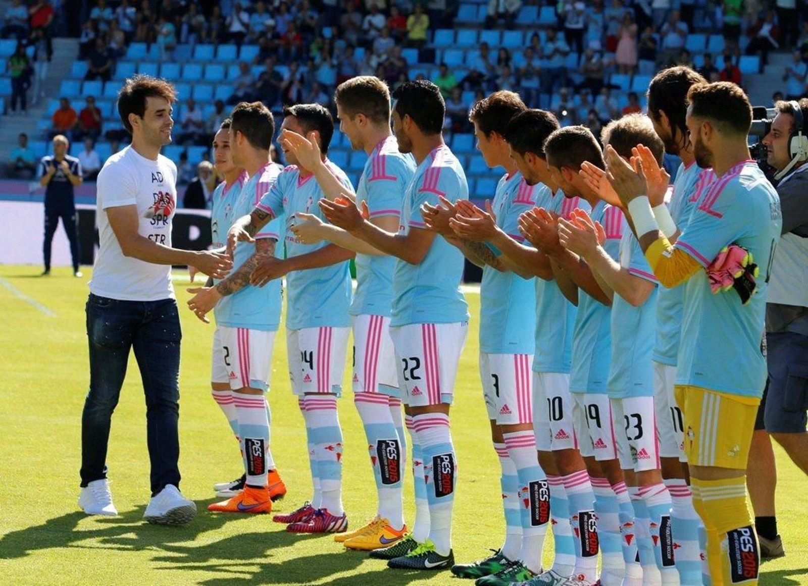 Borja Oubiña saluda a los jugadores del Celta, que le recibieron con un pasillo formado junto a los futbolistas del Espanyol.